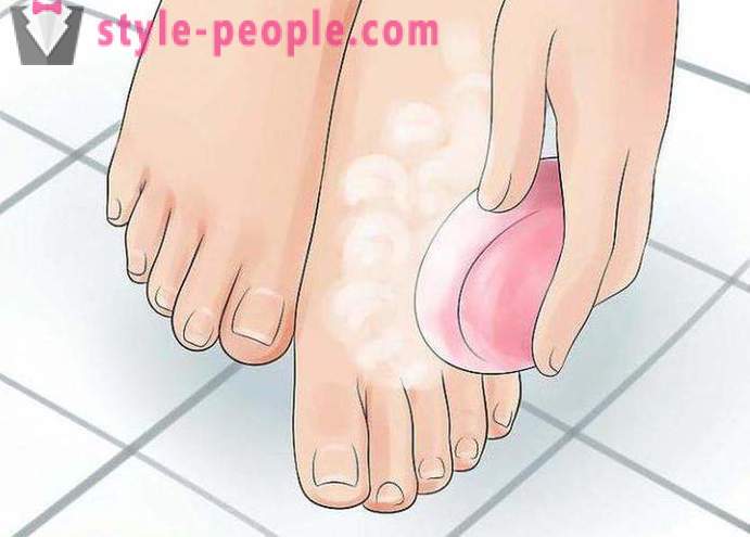 ¿Por qué sudar mucho y el olor de los pies, qué hacer y cómo deshacerse del olor