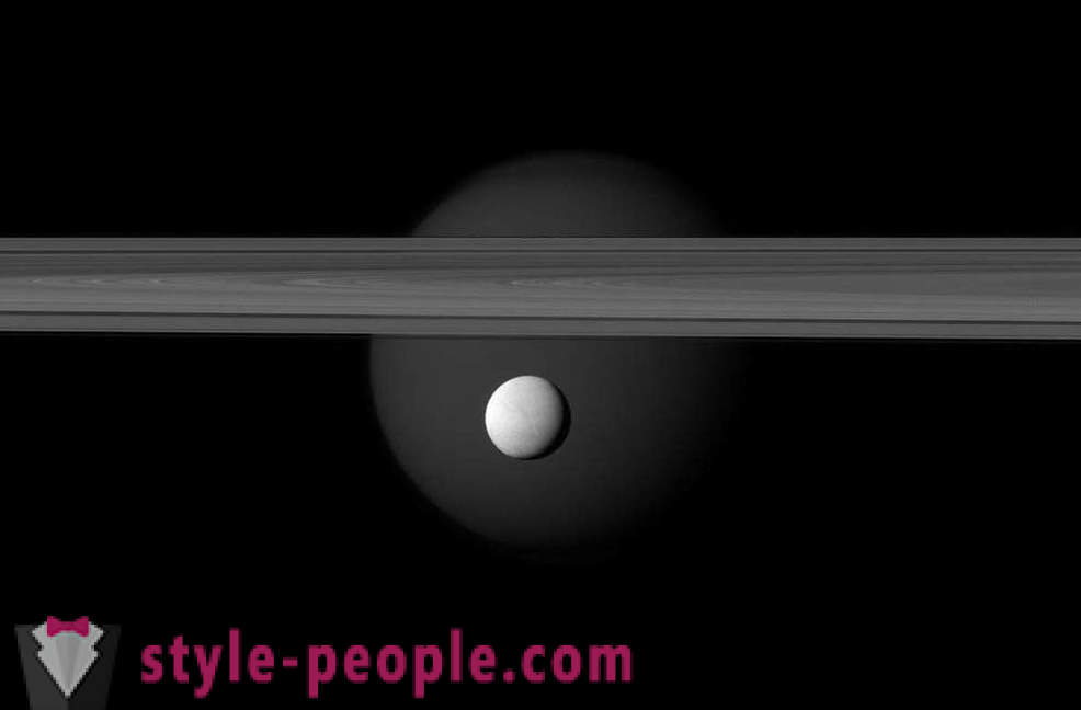 Sexto satélite de Saturno en la lente