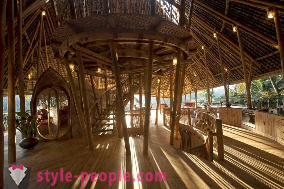 Dejó su trabajo, fue a Bali y construyó una casa de lujo de bambú