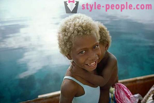La historia de los habitantes negros de Melanesia con el pelo rubio