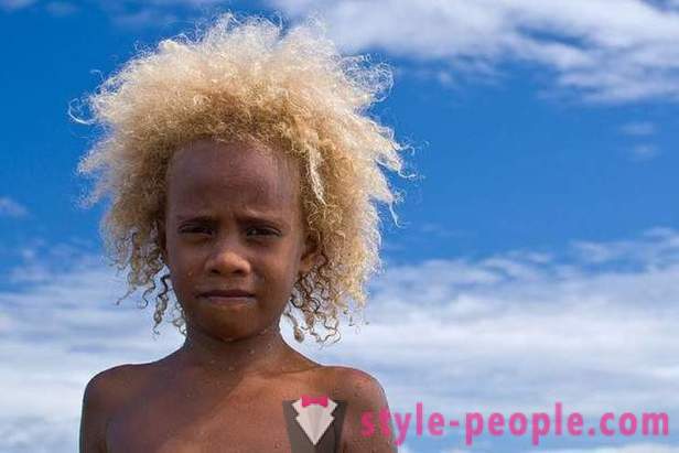La historia de los habitantes negros de Melanesia con el pelo rubio
