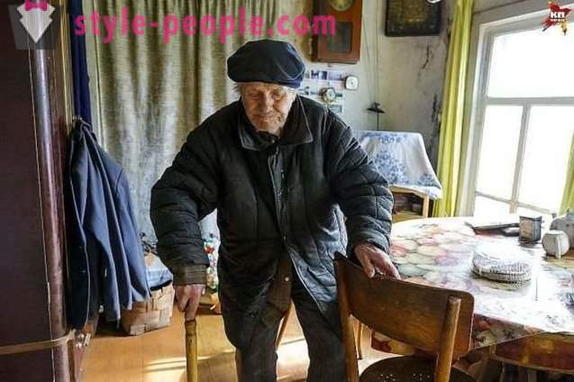 Maestro del pueblo de 85 años de edad ha acumulado en la casa, pero le dio el dinero a los huérfanos