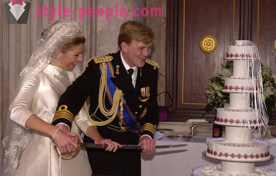 Una selección de golpear las tortas de la boda real