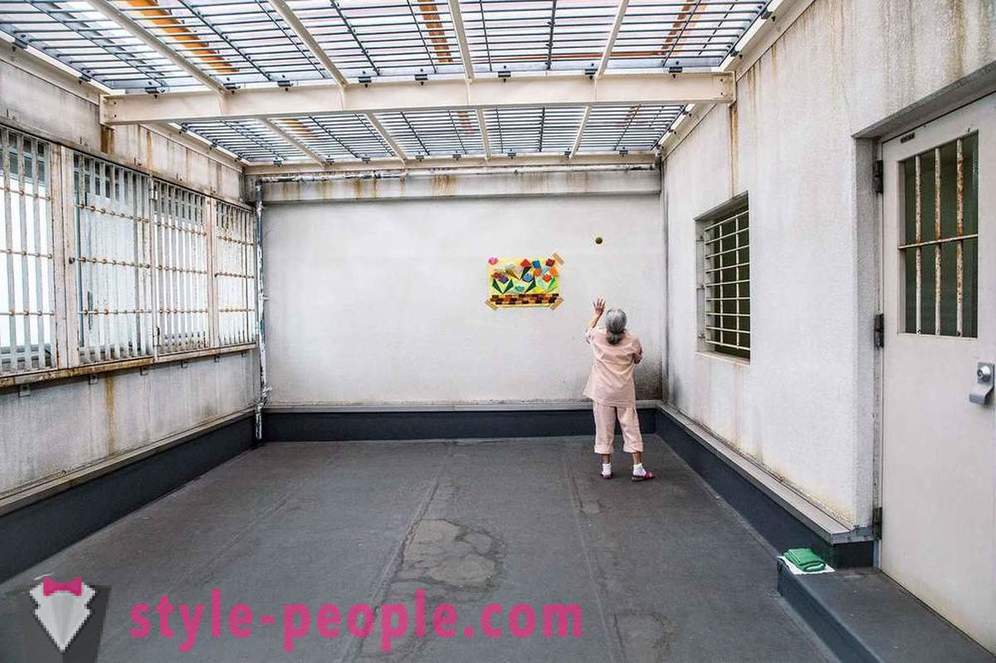 Las personas mayores japoneses tienden a una prisión local