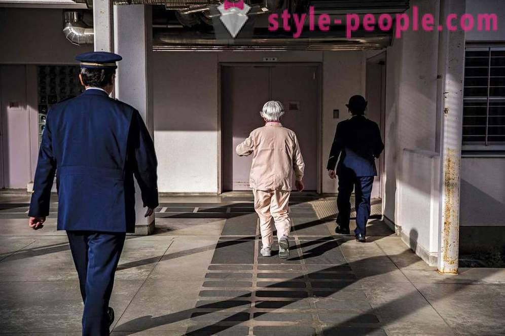 Las personas mayores japoneses tienden a una prisión local
