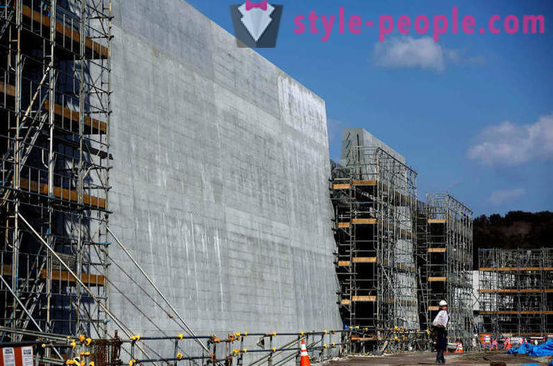 Costa de Japón, el tsunami dañado en 2011, protege la pared de 12 metros