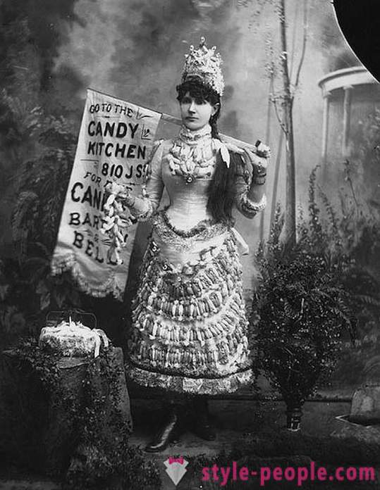 Las mujeres con carteles publicitarios en los vestidos