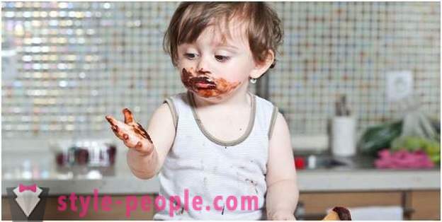 El niño le encanta el chocolate: el uso de golosinas