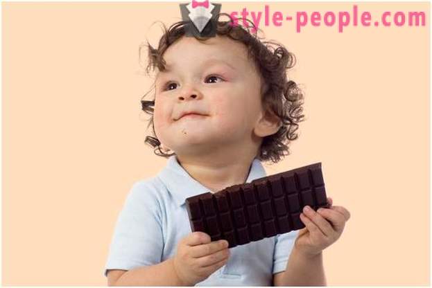 El niño le encanta el chocolate: el uso de golosinas