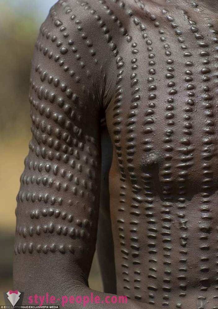 En África, las cicatrices adornan no sólo los hombres