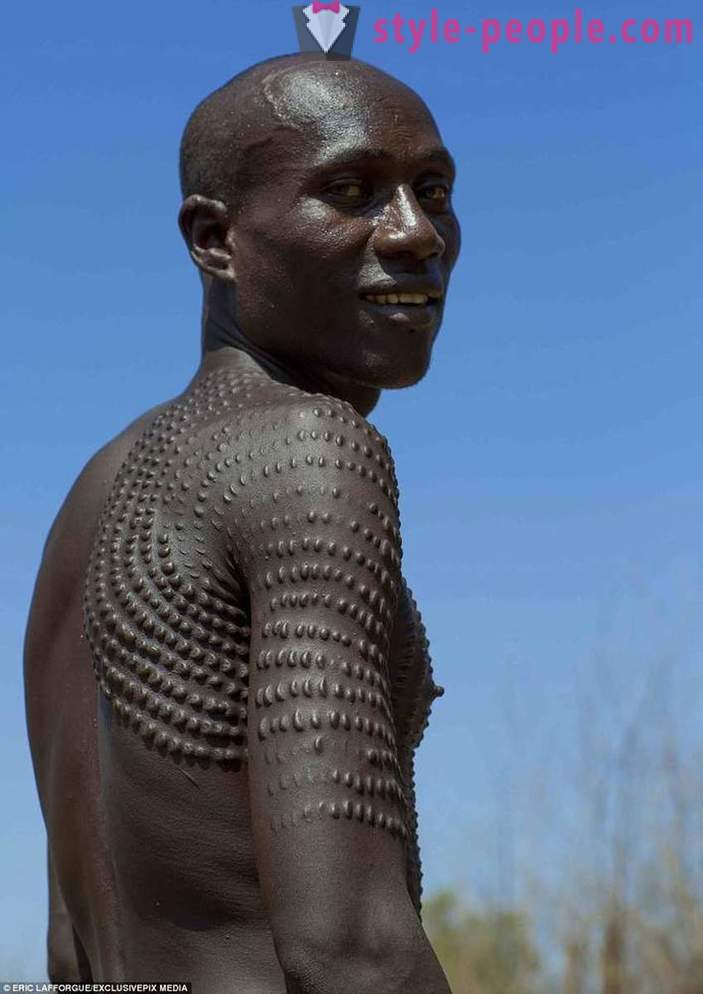 En África, las cicatrices adornan no sólo los hombres