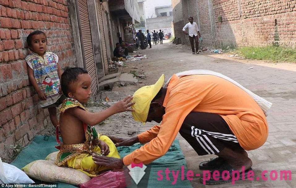 El pueblo indio es adorado niño con una cabeza deforme como un dios Ganesha
