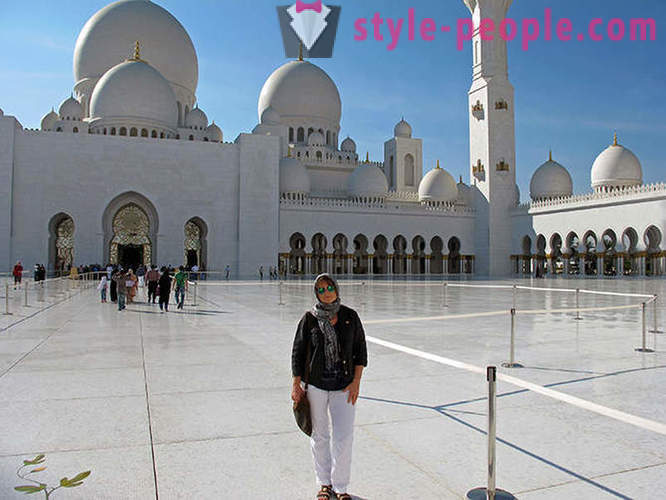 Mezquita Sheikh Zayed - el principal escaparate de la riqueza incalculable de Emirato de Abu Dabi