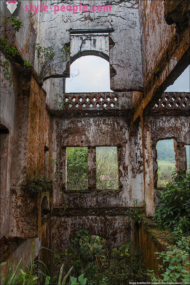 Abandonada casa de huéspedes francesa femenina en Vietnam