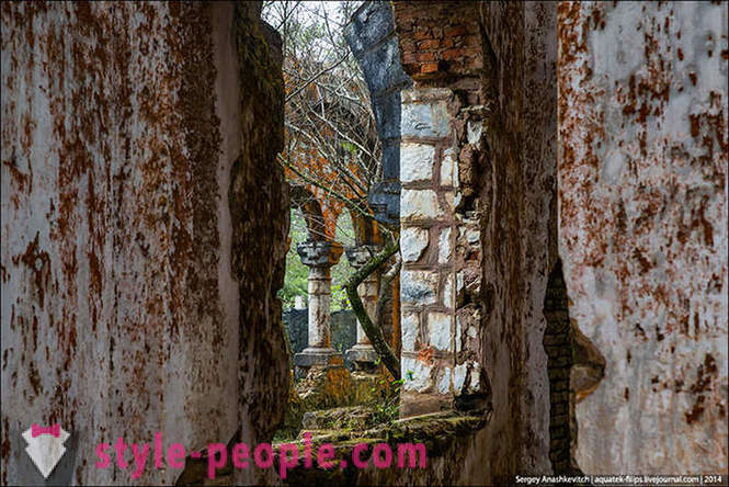Abandonada casa de huéspedes francesa femenina en Vietnam