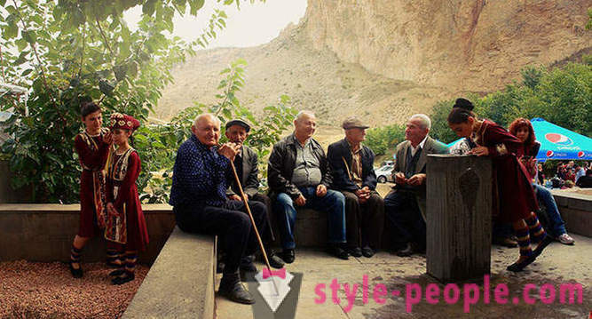 A medida que el Arení Fiesta del Vino de Armenia se lleva a cabo