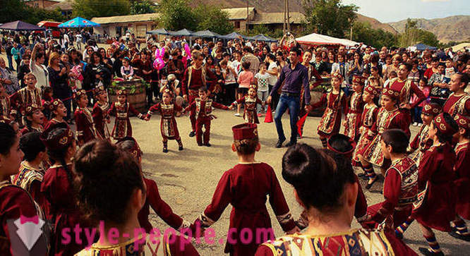 A medida que el Arení Fiesta del Vino de Armenia se lleva a cabo
