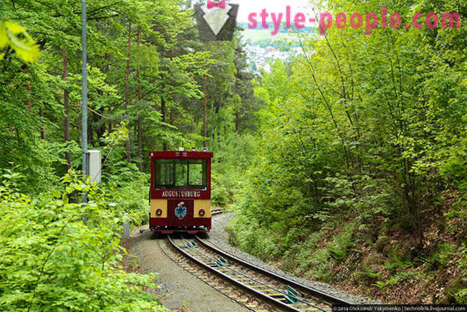 Coche y ciudades en Sajonia cable de viajes a Forest