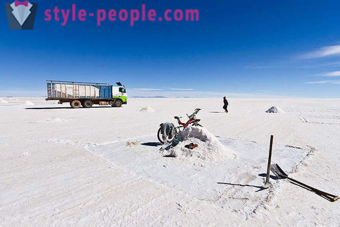 Viaje a través del mayor desierto de sal del mundo
