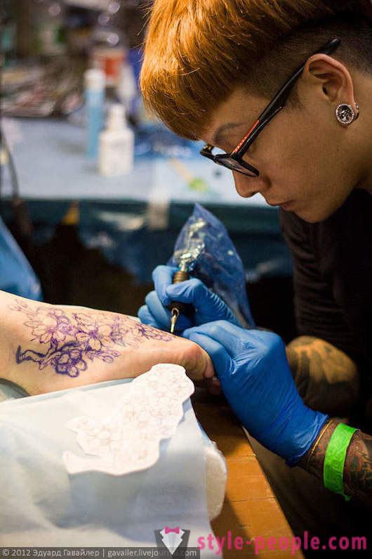 Arte del tatuaje en la convención internacional en Berlín