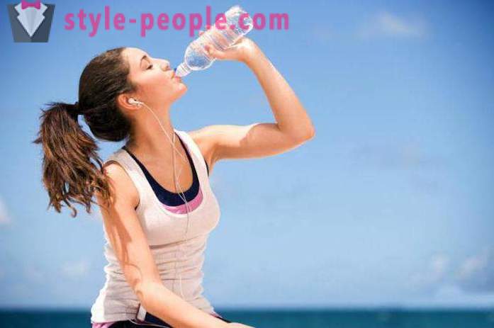 ¿Puedo beber el agua durante un entrenamiento en el gimnasio?