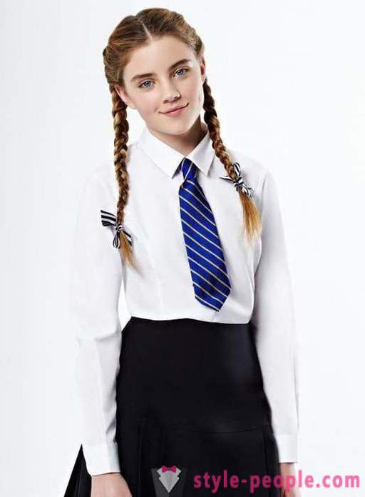 La elección de las blusas de las niñas a la escuela