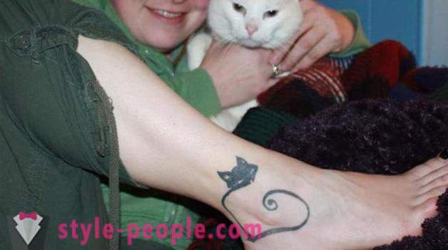 El tatuaje en su pierna al gato: una foto, un valor