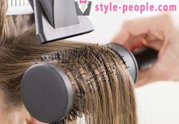 El cepillado del cabello - estilo profesional en el hogar