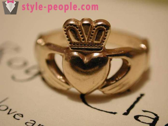 Anillo en forma de una corona. Oro, anillo de plata