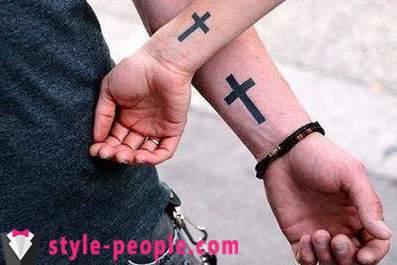 Cruz tatuaje en su brazo. su valor