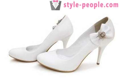 Zapatos blancos de la moda