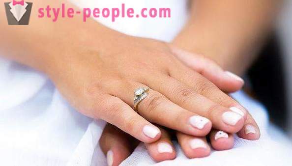 En algún dedo usar un anillo de compromiso? Los anillos de compromiso: foto