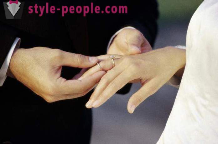 En algún dedo usar un anillo de compromiso? Los anillos de compromiso: foto