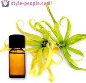 El aceite esencial de ylang-ylang ayudará a su piel de la cara y el cabello para ser perfecto