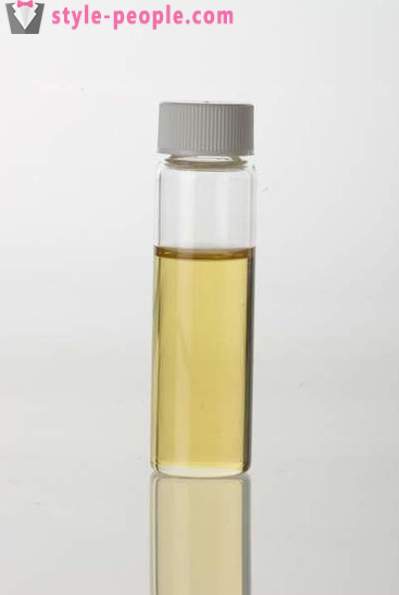 El aceite esencial de ylang-ylang ayudará a su piel de la cara y el cabello para ser perfecto