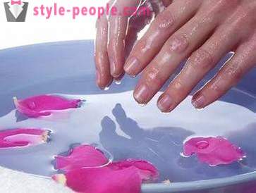 Baño simple y eficaz para las uñas en casa