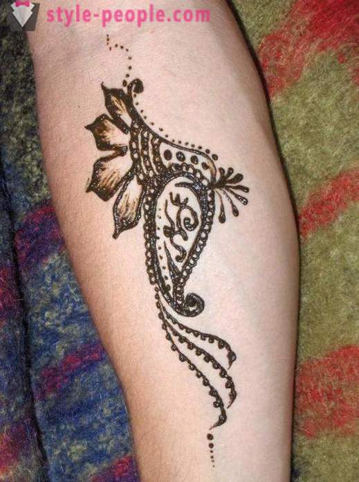 Tatuaje de henna temporal en el hogar