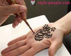 Tatuaje de henna temporal en el hogar